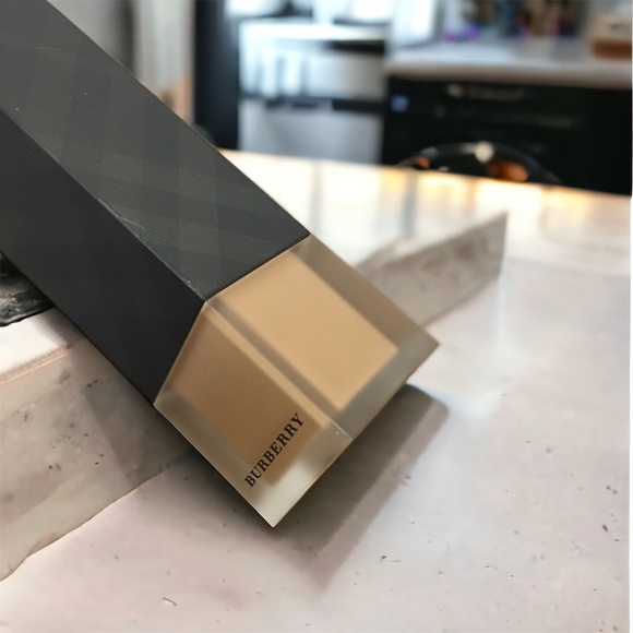 Burberry Cashmere Foundation Fluid In Camel - Picture 2 of 5